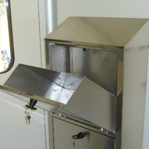 Dettaglio vano basculante - Detail compartment with tilting doors