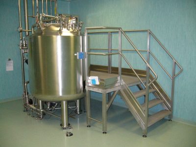 Serbatoio di processo capacità 1000 litri con passerella di accesso - Process tank capacity 1000 liters with access gangway