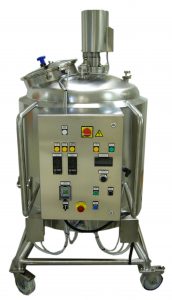 Serbatoio di processo in acciaio inox con riscaldamento elettrico ed agitatore superiore - St. St. process tank with electric heating and upper mixer