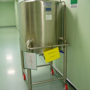 Serbatoio carrellato per liquidi, con livello visivo esterno - St. St. wheeled process tank for liquids, with external level indicator