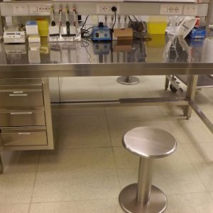 Tavolo inox per laboratorio con mensole porta accessori carrello e sgabello. - St. St. table for lab with shelf, trolley and stool