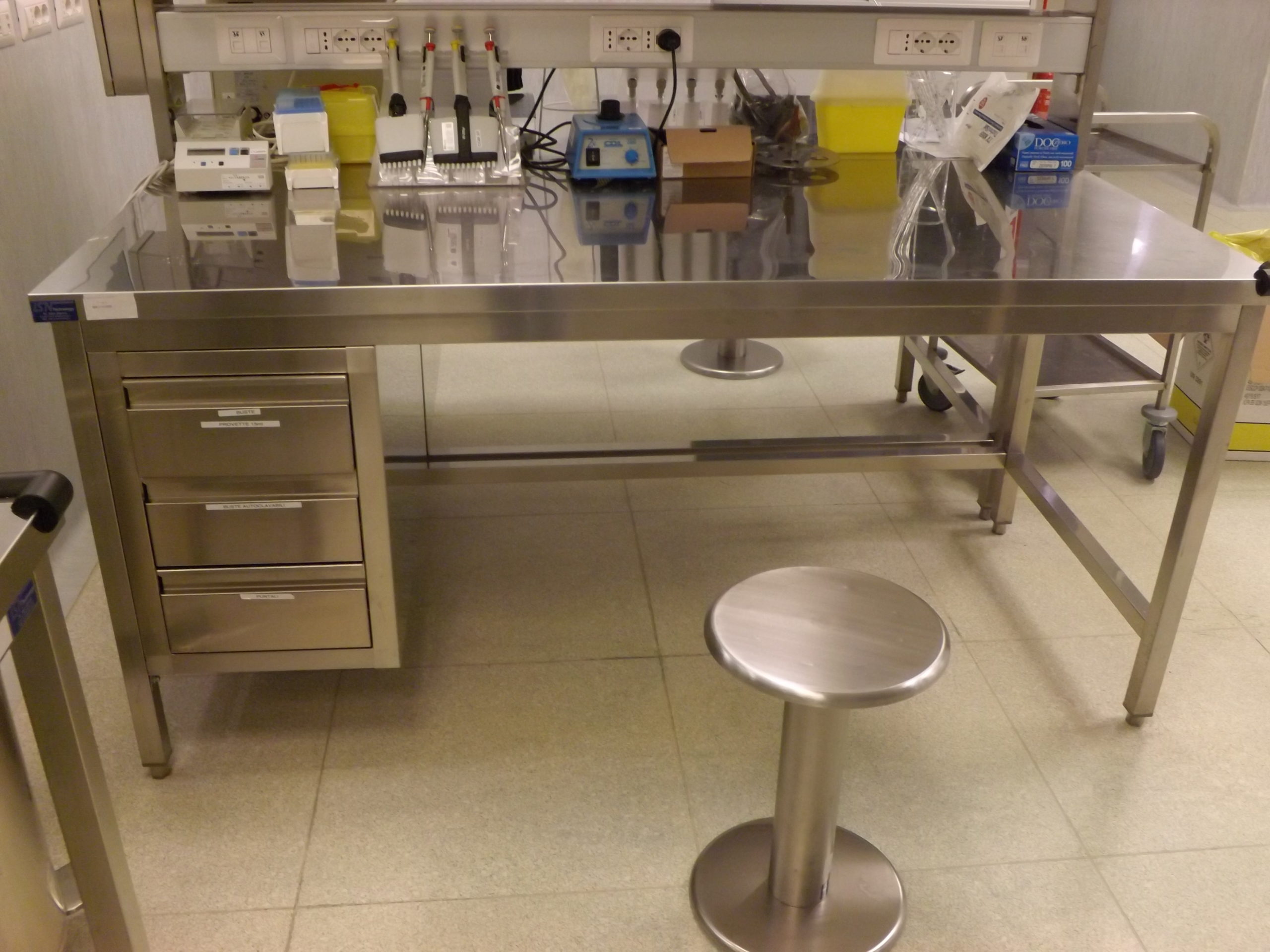 https://www.isntech.it/wp-content/uploads/2018/05/Tavolo-inox-per-laboratorio-con-mensole-porta-accessori-carrello-e-sgabello.-St.-St.-table-for-lab-with-shelf-trolley-and-stool-1-scaled.jpg